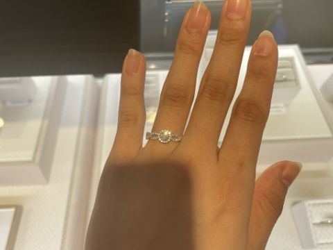 【ヴァンドーム青山(VENDOME AOYAMA)の口コミ】 指輪のデザインは、中心のダイヤモンドを囲うようにきらきらしていて、な…