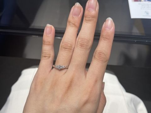【銀座ダイヤモンドシライシの口コミ】 シンプルなのに少し大人っぽいエレガントなデザインでつけたときに上品さ…