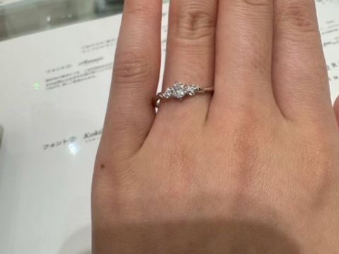 【THE KISS(ザ・キッス)の口コミ】 こちらのリングは左右の波うっている形がアリエルをイメージしたデザイン…