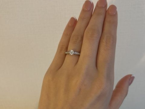 【ラザール ダイヤモンド(LAZARE DIAMOND)の口コミ】 クラシカルでフェミニンな印象で、派手すぎない王道デザインです。メレダ…