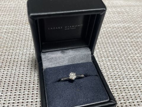 【ラザール ダイヤモンド(LAZARE DIAMOND)の口コミ】 とにかくダイヤモンドがすごく綺麗です。
七色に光る特別感が魅力的です。…