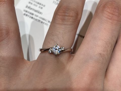 【アイプリモ(I-PRIMO)の口コミ】 指輪の形がウェーブになっているので指が長く見えます！！ダイヤモンドも…