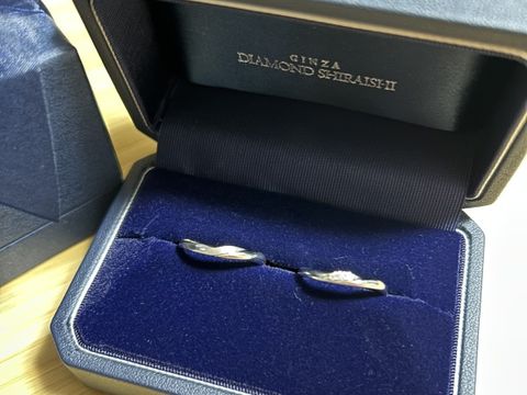 【銀座ダイヤモンドシライシの口コミ】 新作デザインでペアリングです！
中央にデザインあるのが特徴でとても美し…
