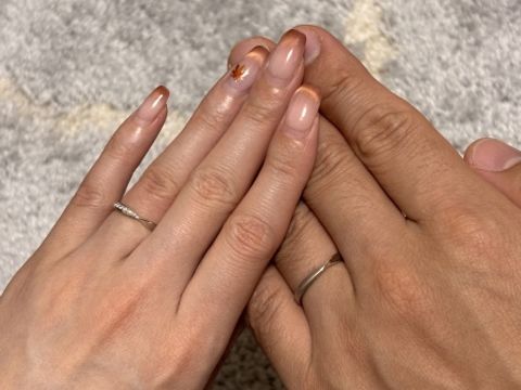 【ケイウノ ブライダル(K.UNO BRIDAL)の口コミ】 シンプルなデザインでありつつも女性リングは片面にメレダイヤモンドが埋…