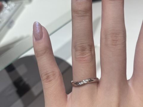 【アイプリモ(I-PRIMO)の口コミ】 メレダイヤが３つ付いていて、ウェーブラインが綺麗に見える。
指輪の中央…