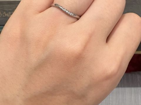 【アンジェリックフォセッテ(Angelique Fossette)の口コミ】 緩やかなカーブのデザインなので、優しい雰囲気を感じられます。またダイ…