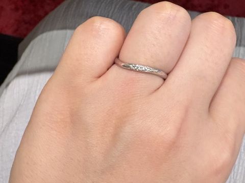 【アンジェリックフォセッテ(Angelique Fossette)の口コミ】 柔らかな雰囲気のデザインで、ダイヤモンドが３石ついているため、シンプ…