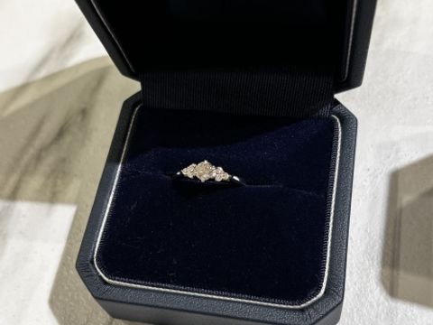 【銀座ダイヤモンドシライシの口コミ】 素材はプラチナ950です。デザインは真ん中に大きなダイヤと周りに小さいダ…