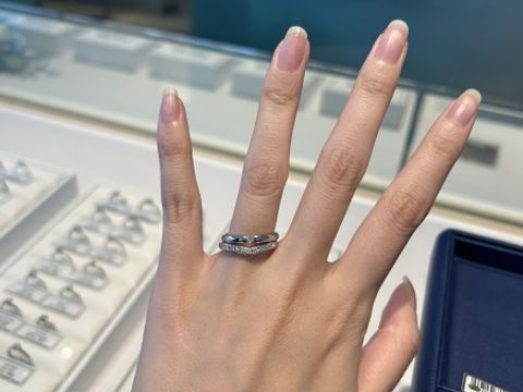 【銀座ダイヤモンドシライシの口コミ】 埋め込みダイヤモンドではなく、真ん中に一石挟み込まれる形のデザインを…