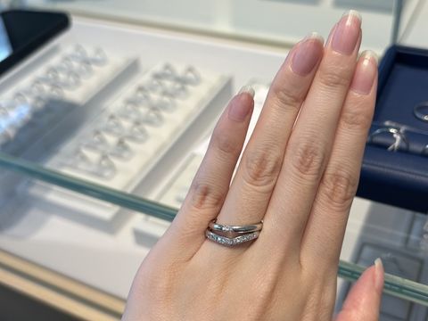 【銀座ダイヤモンドシライシの口コミ】 シンプルな甲丸ストレートに真ん中ダイヤモンドのデザインですが、埋め込…