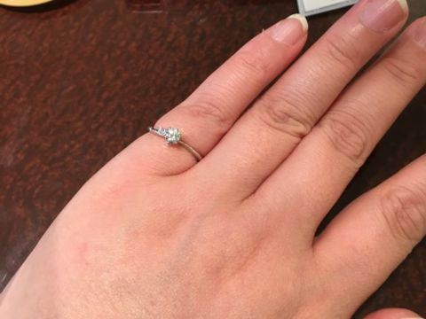 【JEWELRY  KAMATA(ジュエリーかまた)の口コミ】 リング部分が斜めになっていて指が細く見える作りになっているみたいです…