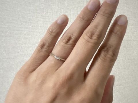 【JEWELRY STUDIO Advance(ジュエリースタジオアドバンス)の口コミ】 ダイヤ3石のシンプルなデザインですが特別感もあります。緩やかな曲線がと…