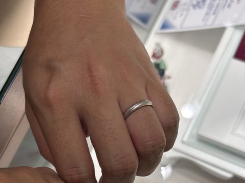 【PILOT BRIDAL(パイロットブライダル)の口コミ】 全体はマット仕上げで控えめな輝きの中に、ひとすじのプラチナのヘアライ…