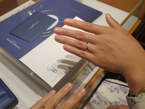 【銀座ダイヤモンドシライシの口コミ】 2色のコンビで緩いウェーブがかかったデザインです。ピンクゴールドとプラ…