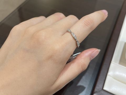 【LUCIE(ルシエ)の口コミ】 全体にダイヤが配置されていてどこから見ても綺麗です。
直線的なデザイン…