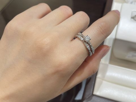 【LUCIE(ルシエ)の口コミ】 波のような特徴的なデザインと、全体にダイヤが配置された華やかさに惹か…