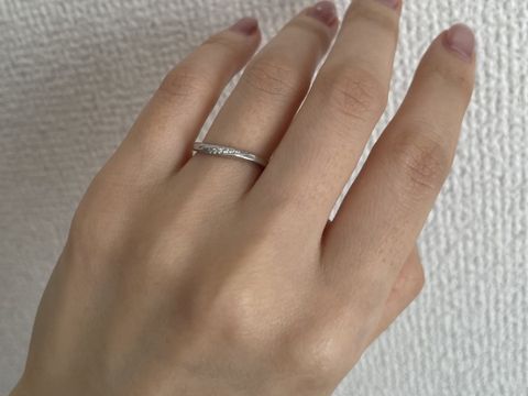 【俄(にわか)の口コミ】 シンプルで洗練されたデザインです。
ダイヤが平面的ではなく、立体的に配…