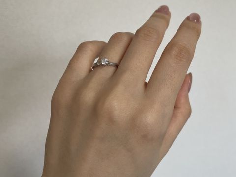 【俄(にわか)の口コミ】 ダイヤは好きなサイズ、品質のものを選べます。
指に合うサイズで、1番品…