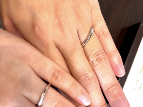 【ラザール ダイヤモンド【取扱店販売】の口コミ】 ウェーブデザインのものを探していて、女性の指輪はダイヤありのものはほ…