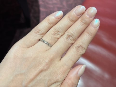 【ケイウノ ブライダル(K.UNO BRIDAL)の口コミ】 真ん中にミル打ちのデザインがあまりみなくてかわいいと思いました。レデ…