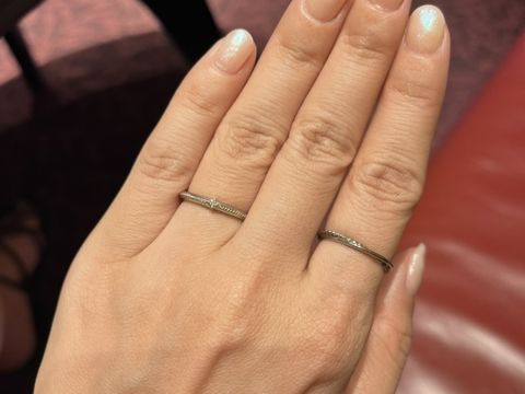 【ケイウノ ブライダル(K.UNO BRIDAL)の口コミ】 真ん中にミル打ちのデザインのレディスバージョンです。これは真ん中にダ…