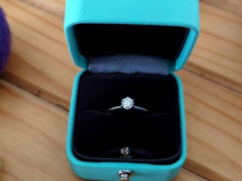 【ティファニー(Tiffany & Co.)の口コミ】 店員の方にも説明された通り、「The 婚約指輪」という感じのアイコニック…