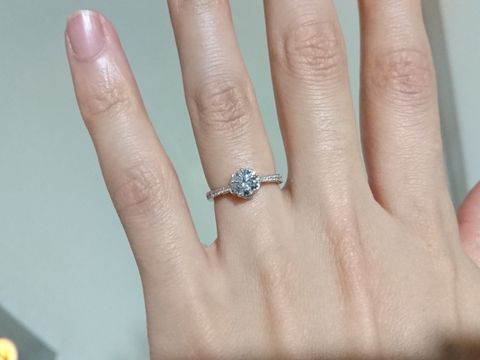 【宝寿堂(ほうじゅどう)の口コミ】 中心ダイヤの周りが花びらのような形をしていて、一輪のお花のような指輪…