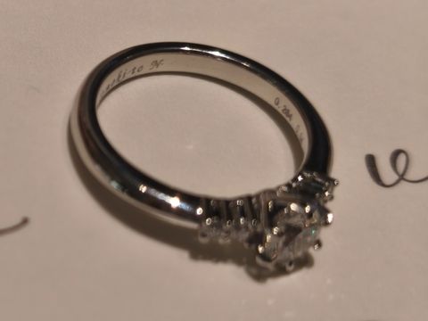 【アイプリモ(I-PRIMO)の口コミ】 王道ストレートなシンメトリーのデザイン
センターダイヤモンドとサイドダ…