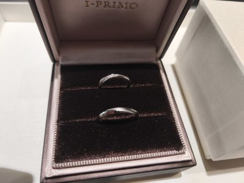 【アイプリモ(I-PRIMO)の口コミ】 指輪の形はストレートだが中央に施されたエッジラインがお洒落。女性用に…