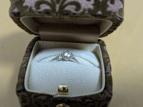 【アンジェリックフォセッテ(Angelique Fossette)の口コミ】 憧れの婚約指輪ということで、好きを詰め込んだデザインです。大粒の真ん…