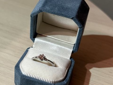 【BIJOUPIKO(ビジュピコ)の口コミ】 メレ付きのシンプルなデザイン。リング部分はプラチナ95%の合金。リングは…