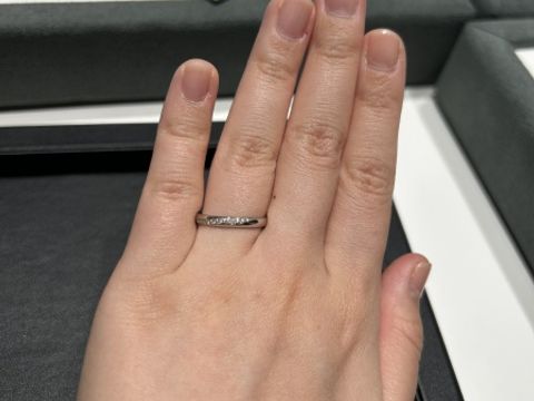 【ラザール ダイヤモンド(LAZARE DIAMOND)の口コミ】 ダイヤモンドが複数、斜めに入っているデザインを探していました。オリジ…