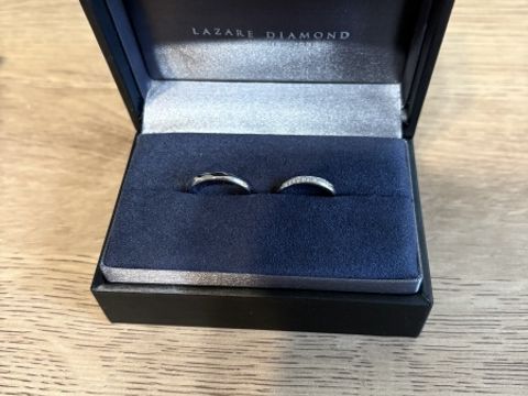 【ラザール ダイヤモンド(LAZARE DIAMOND)の口コミ】 新婦用は斜めにダイヤが並んでいるところが可愛らしいです！新郎用も同じ…
