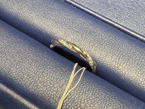 【銀座ダイヤモンドシライシの口コミ】 指輪のデザインは少しひねりのある形がとても可愛らしく、全体にダイヤが…