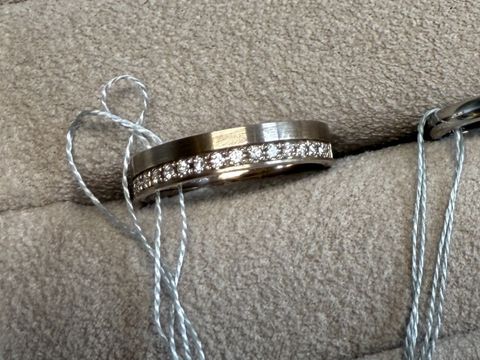 【BRILLIANCE+(ブリリアンスプラス)の口コミ】 指輪は、横半分ずつで片側がダイヤ、もう片側がプレーンになっており、ま…