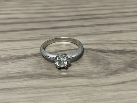 【ブルガリ(BVLGARI)の口コミ】 重ねづけしやすいようにシンプルなデザインのものを選びました。
ダイヤモ…