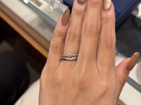 【銀座ダイヤモンドシライシの口コミ】 関節が大きいのと、重ね付けをしたかったので、
カーブがあるデザインを探…