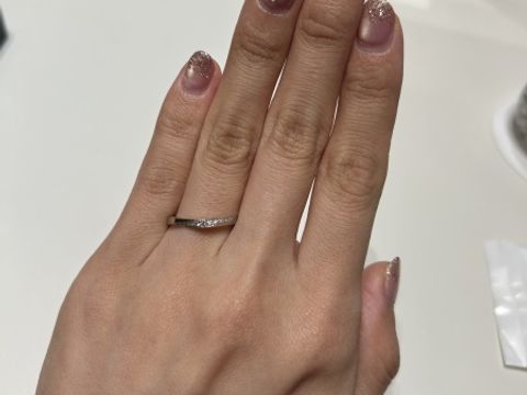 【ラザール ダイヤモンド(LAZARE DIAMOND)の口コミ】 一目見た時にダイヤモンドの輝きに目が行き、試着させていただきました。…