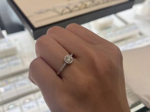 【CHARMY(チャーミー)の口コミ】 ダイヤがより華やかにみえるデザインでかわいいなと思った。
さらにリング…