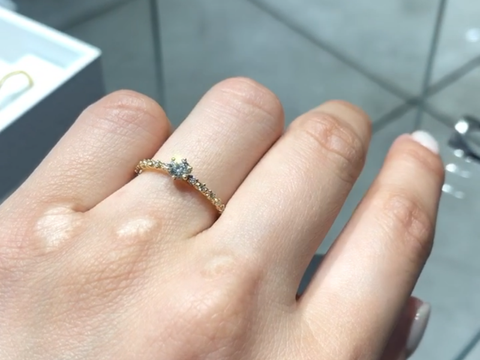 【shihara(シハラ)の口コミ】 細身2mmのアームに、ソリテールダイヤを6本爪で美しく留め、さらに半周に…