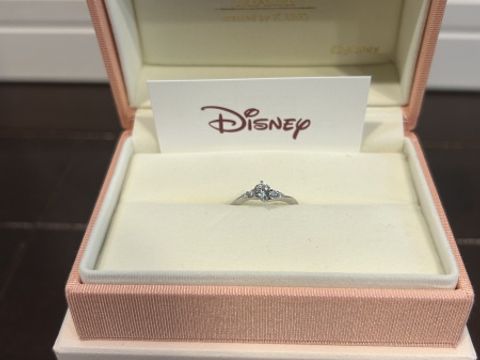【ケイウノ ブライダル(K.UNO BRIDAL)の口コミ】 婚約指輪のダイヤの中にがミッキーの形が彫られており、一目惚れしました…