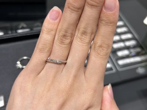 【エクセルコダイヤモンド(EXELCO DIAMOND)の口コミ】 シンプルにも関わらず、ダイヤモンドの輝きとミルの細かさが個性的な、周…