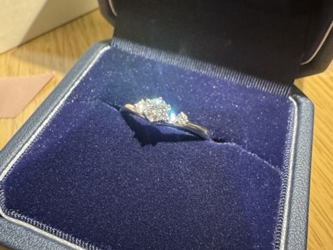 【銀座ダイヤモンドシライシの口コミ】 デザインがティアラのようでとても気に入り一目惚れで購入しました。ダイ…