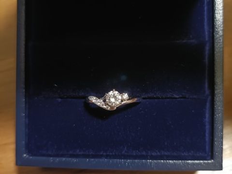 【有馬明治堂の口コミ】 唯一無二のデザインで、リング1つだけでも目立ちますが重ね付けでも一体感…