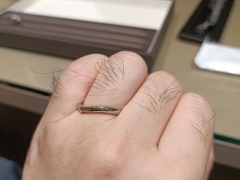 【アイプリモ(I-PRIMO)の口コミ】 試着しただけですがV字でプラチナとゴールドのコンビのデザインは良いなと…