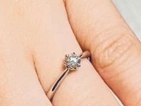 【銀座ダイヤモンドシライシの口コミ】 シンプルながらも洗練された美しさを持つ婚約指輪です。細身のアームが中…