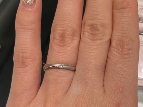 【PILOT BRIDAL(パイロットブライダル)の口コミ】 個性的かつ上品なデザインが素敵でした。
婚約指輪と重ね付けしても邪魔に…