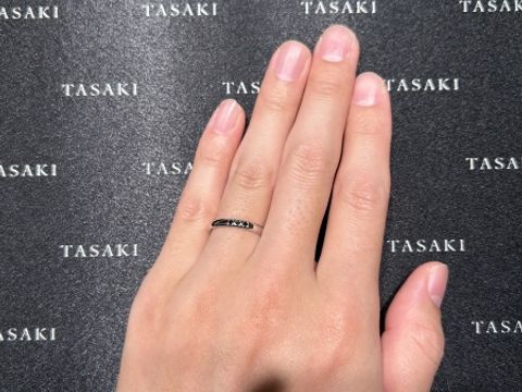 【TASAKI(タサキ)の口コミ】 ストレートのリングにブラックダイヤモンドが3粒完全に埋め込まれているデ…