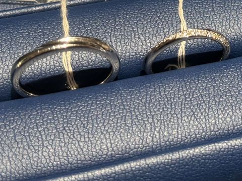 【銀座ダイヤモンドシライシの口コミ】 形状がウェーブで、指が長く見えるところ。
キラキラとしたダイヤモンドが…