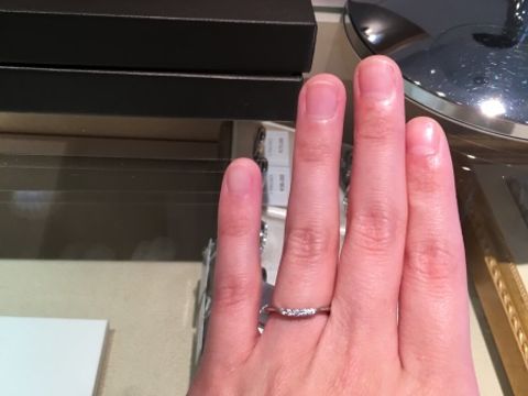 【アイプリモ(I-PRIMO)の口コミ】 緩いv字ラインになっていて、指が綺麗に見える印象です。中央のダイヤモン…
